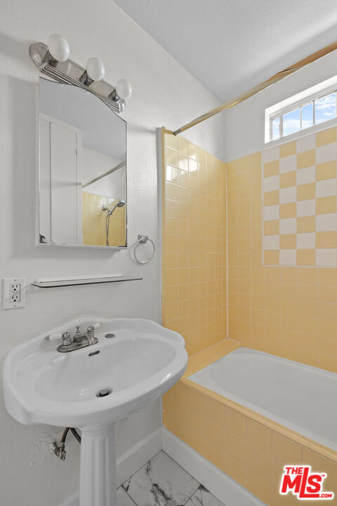 2528 1/2 Military Avenue - Photo 11