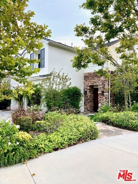991 Deerhill Road - Photo 0