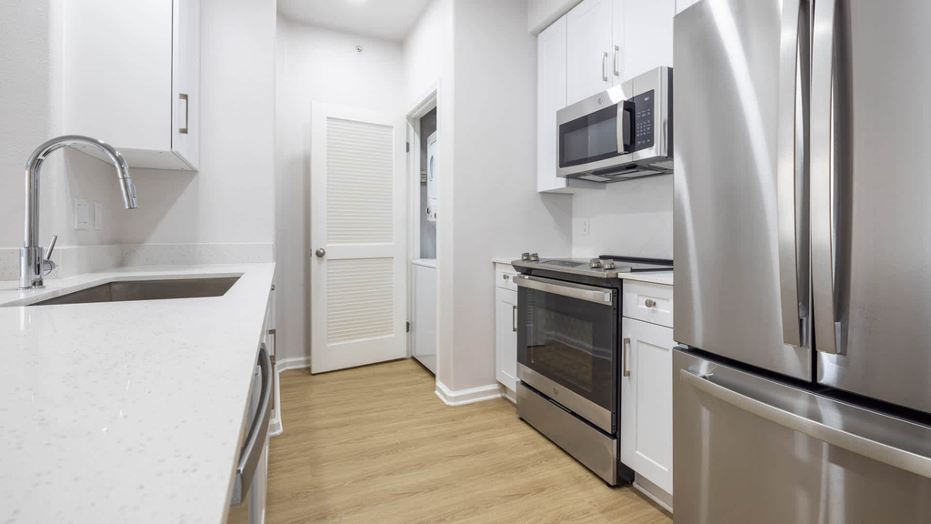 2552 Kelvin Ave - Photo 2