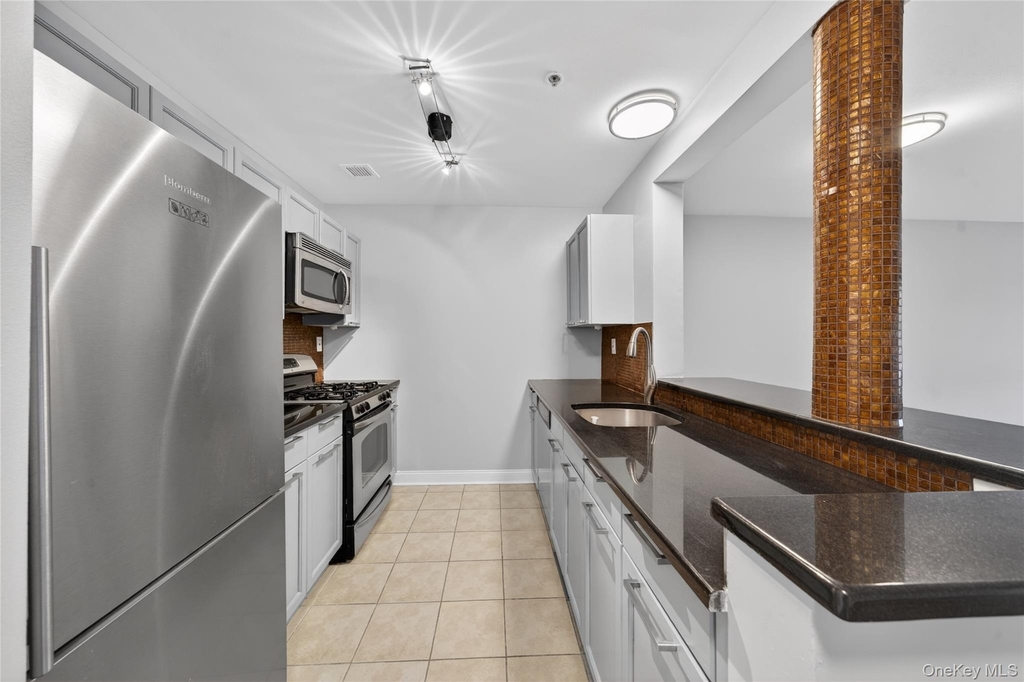 130 Post Avenue - Photo 6