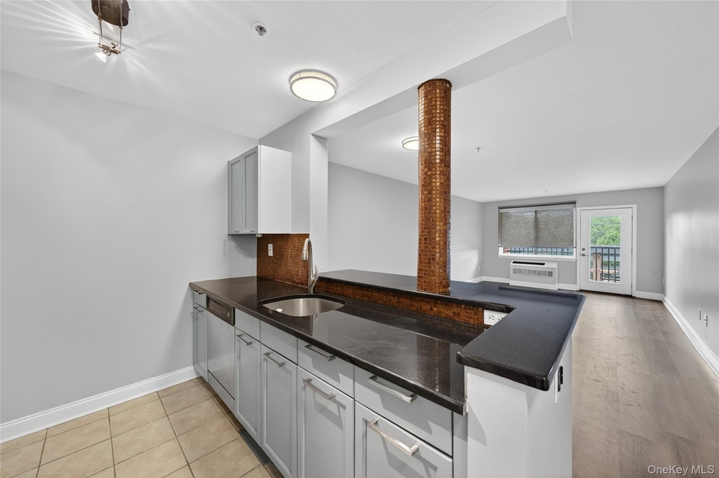 130 Post Avenue - Photo 5