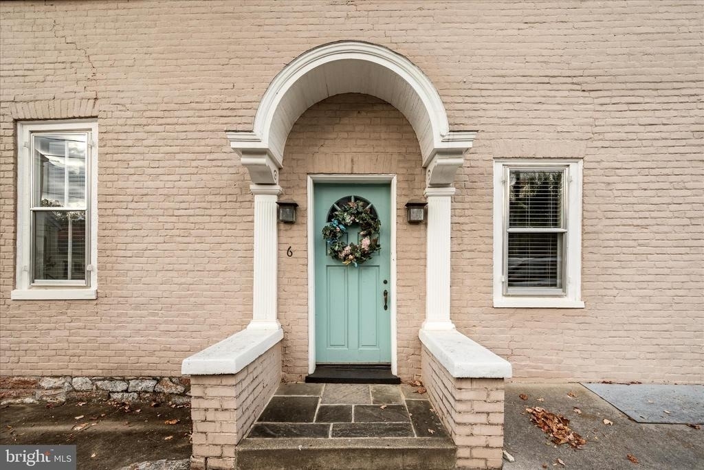 6 E Cecil St - Photo 2