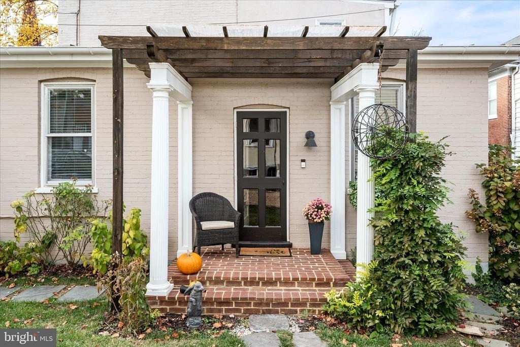 6 E Cecil St - Photo 1