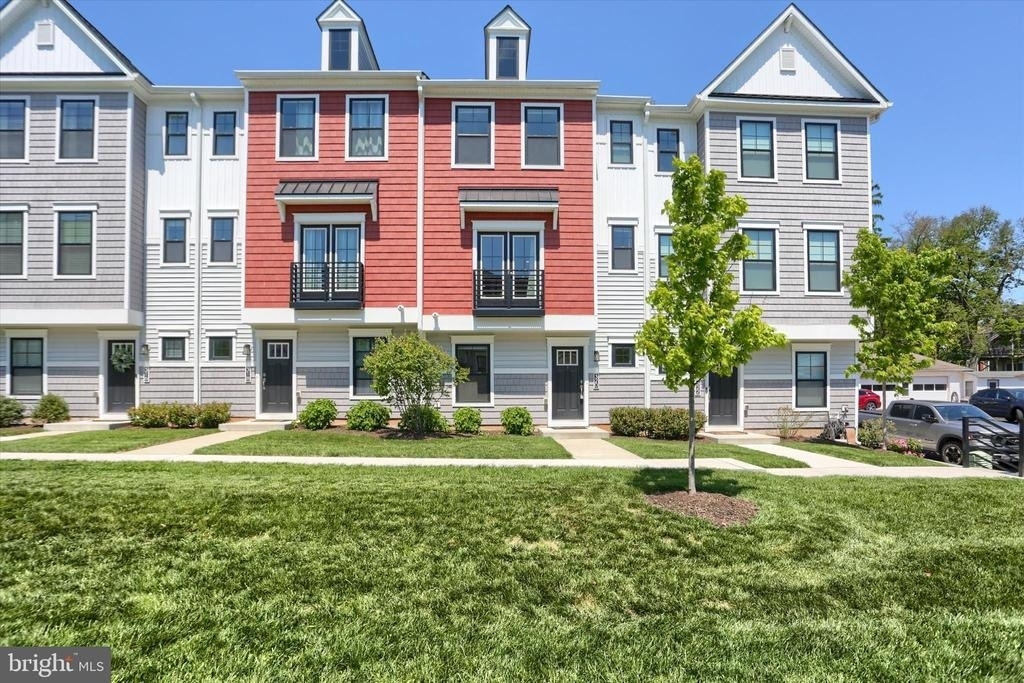 320 Walnut Street - Photo 0