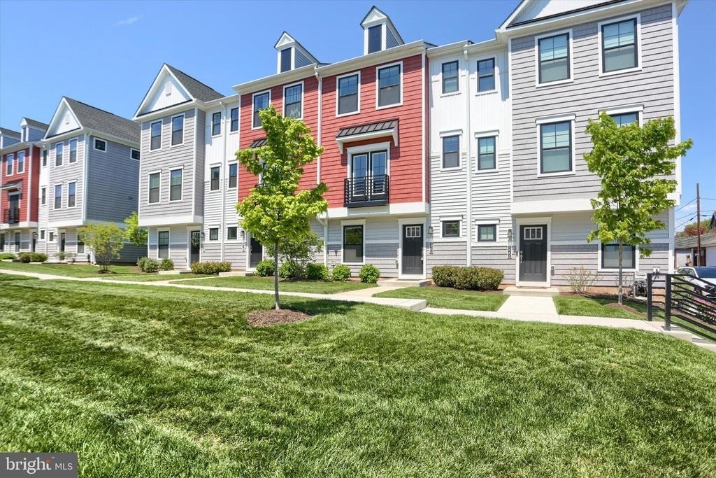 320 Walnut Street - Photo 2