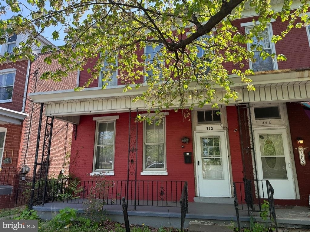 310 N Charlotte Street - Photo 0