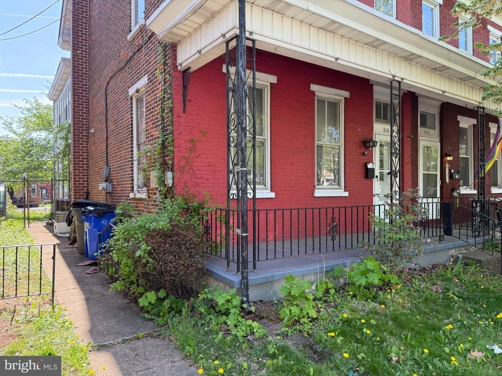 310 N Charlotte Street - Photo 1