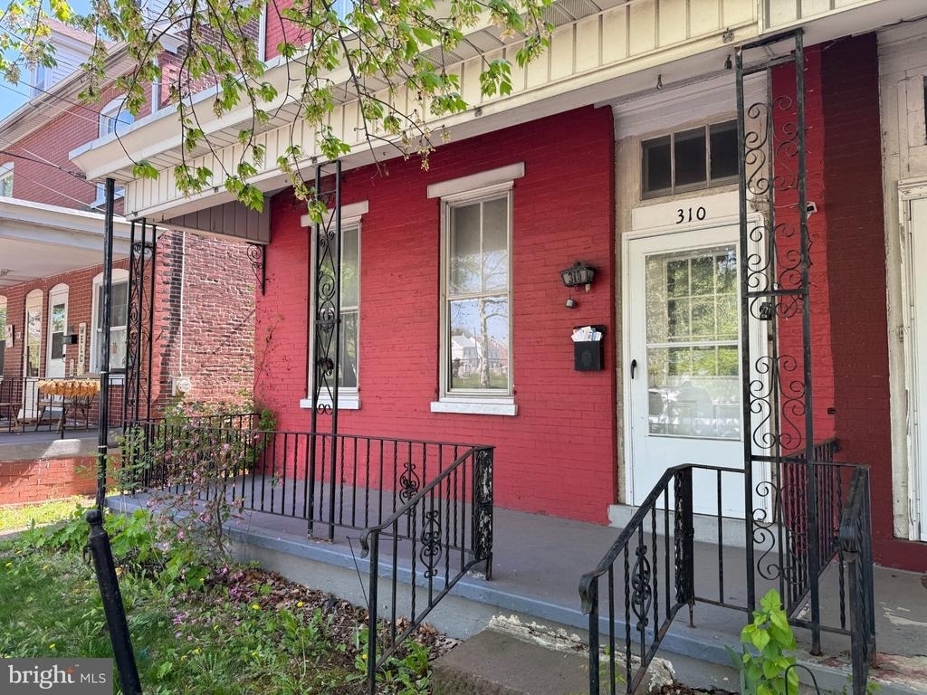 310 N Charlotte Street - Photo 2