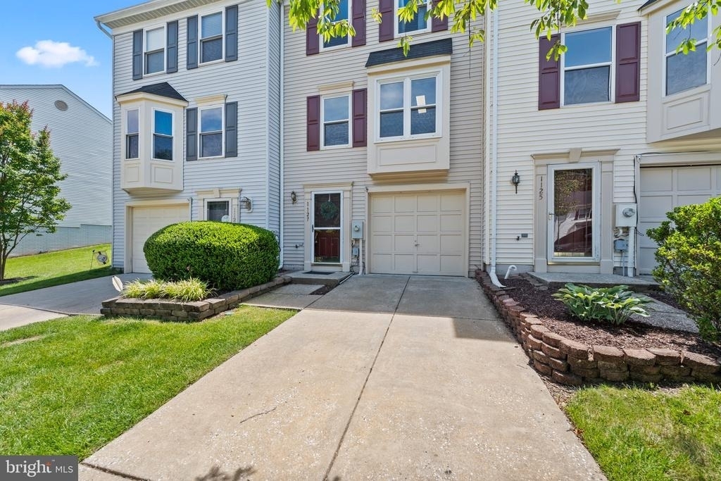 1127 Kelfield - Photo 0