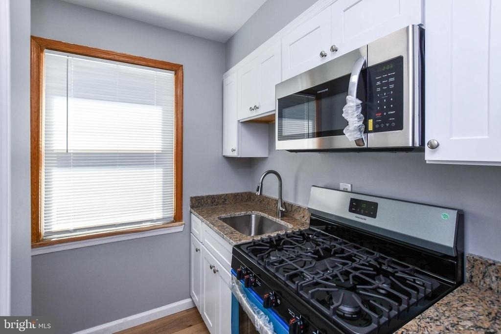 613 Hamlin Street Ne - Photo 4