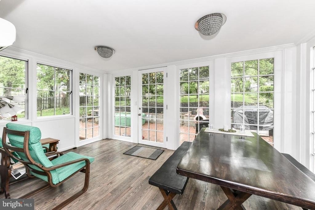 2013 Franklin Street Ne - Photo 2