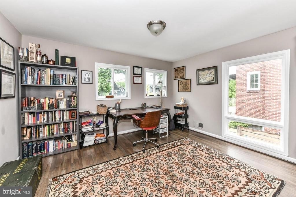 2013 Franklin Street Ne - Photo 5
