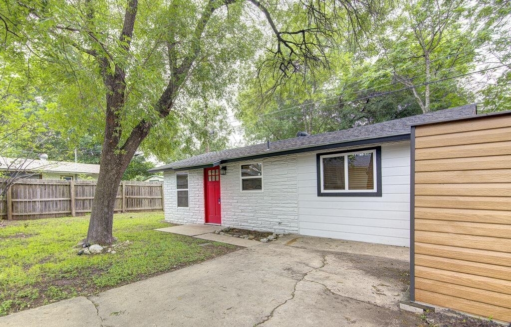 1711 Brentwood St - Photo 0