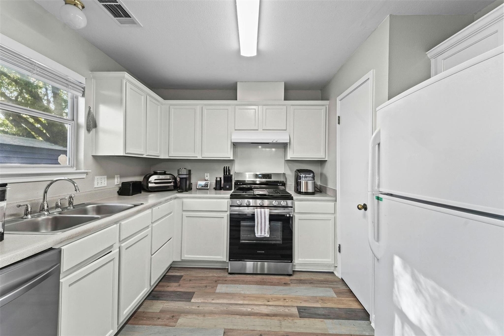 9000 Wellesley Dr - Photo 2