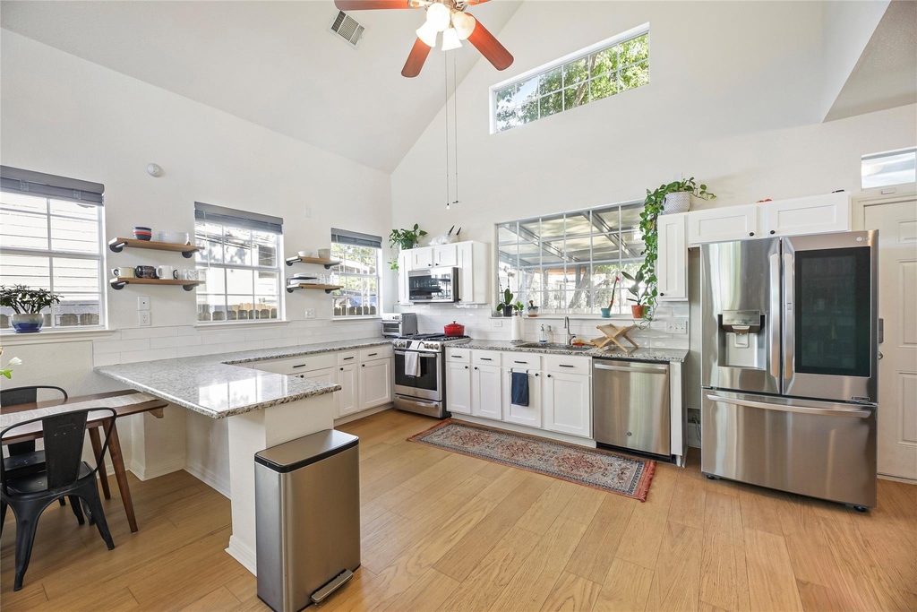 2921 E 14th St - Photo 3