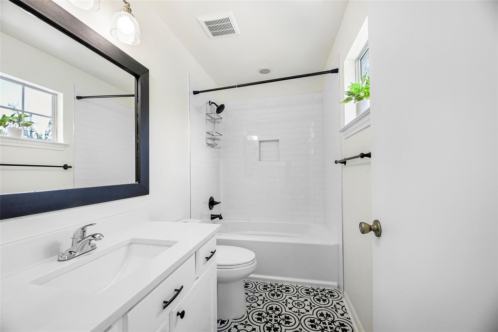 2921 E 14th St - Photo 8