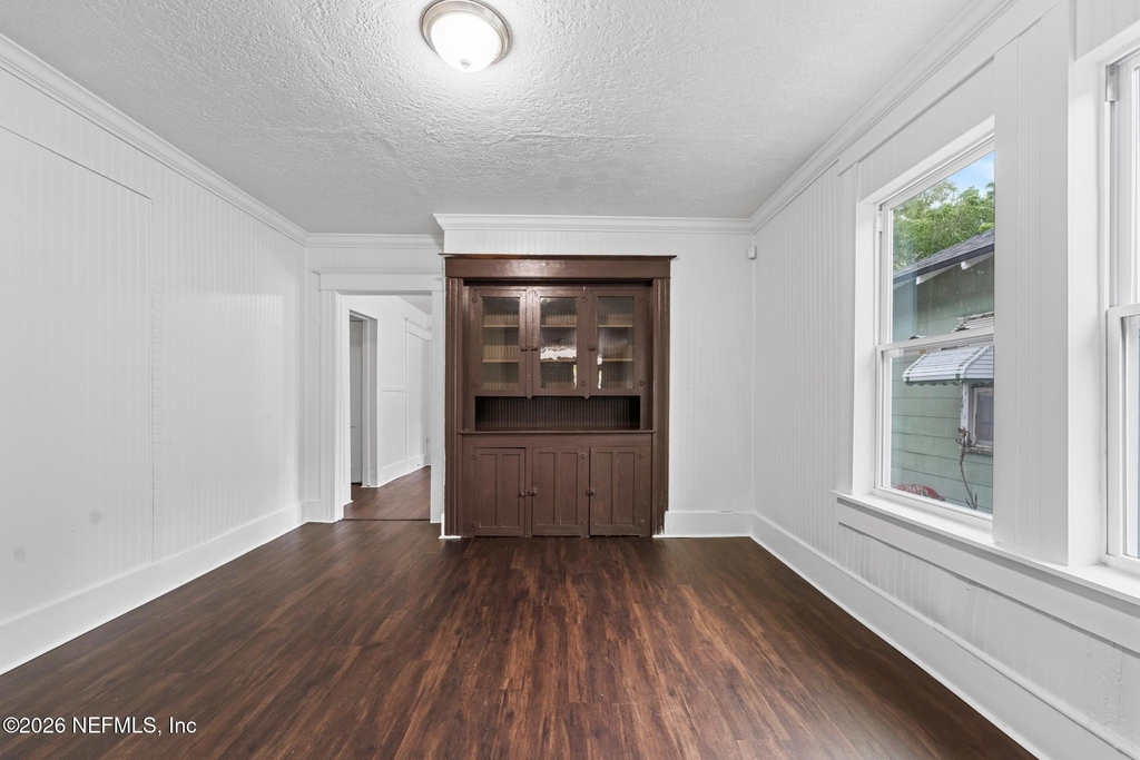1052 E 10th Street - Photo 2