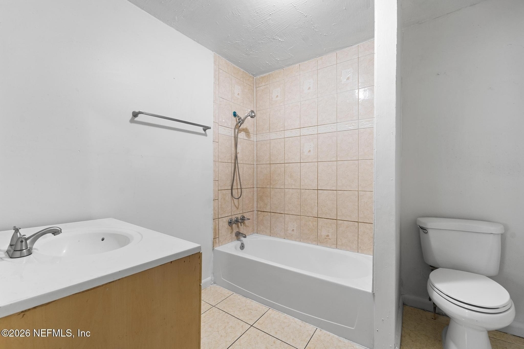 1052 E 10th Street - Photo 14