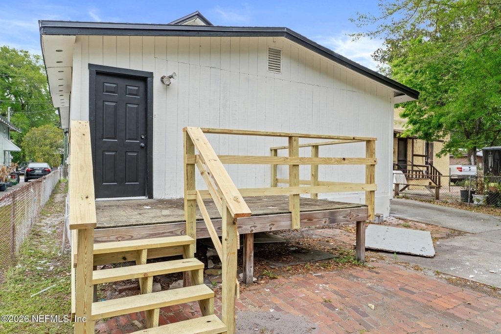 1052 E 10th Street - Photo 19