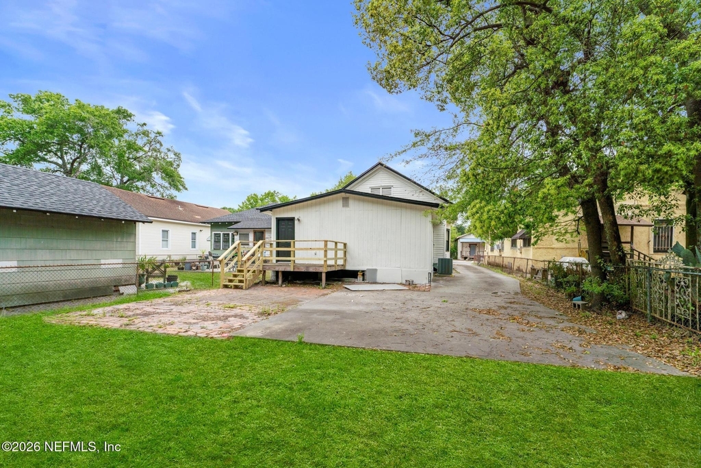 1052 E 10th Street - Photo 20