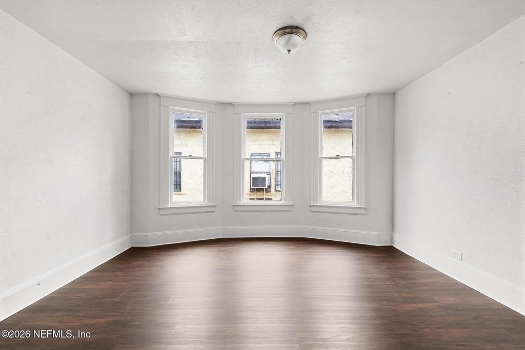 1052 E 10th Street - Photo 5