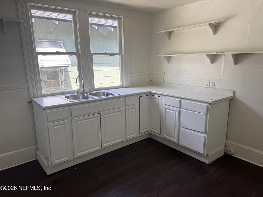 1052 E 10th Street - Photo 7