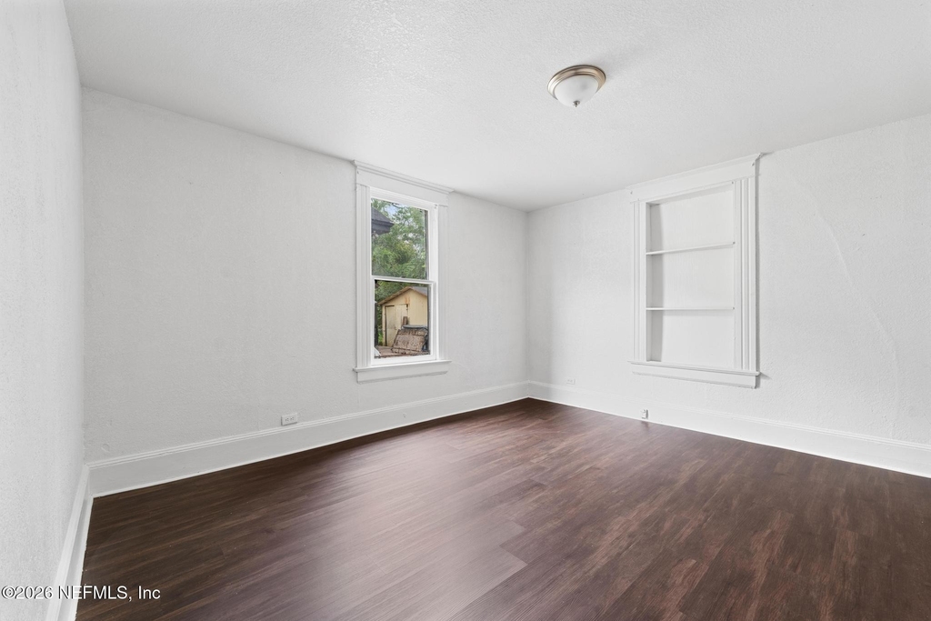 1052 E 10th Street - Photo 9
