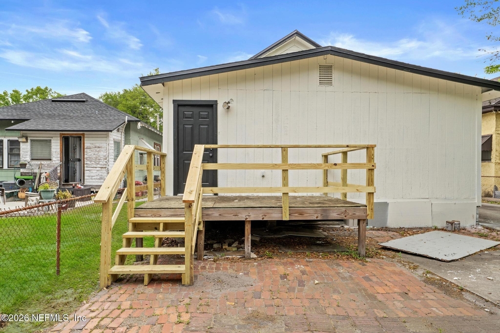 1052 E 10th Street - Photo 18