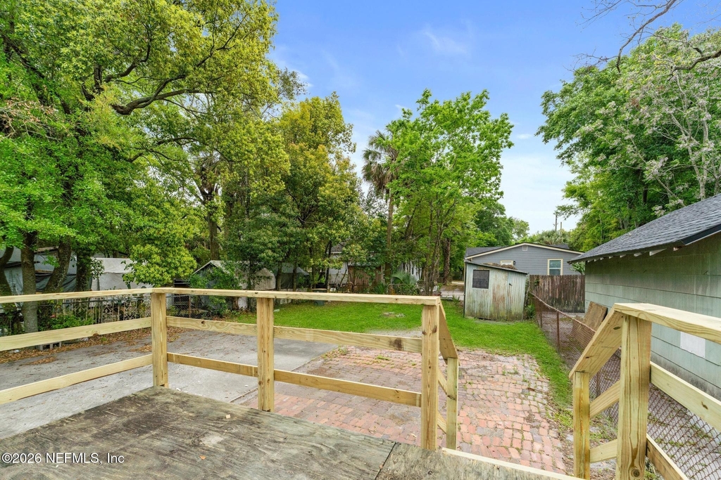 1052 E 10th Street - Photo 17