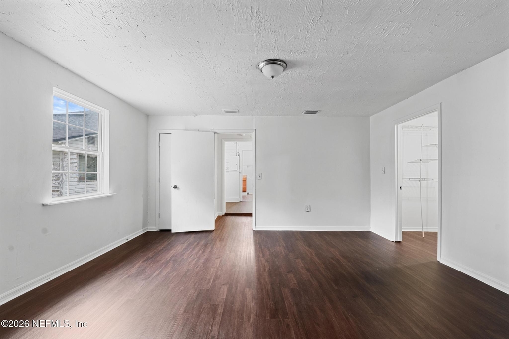 1052 E 10th Street - Photo 13