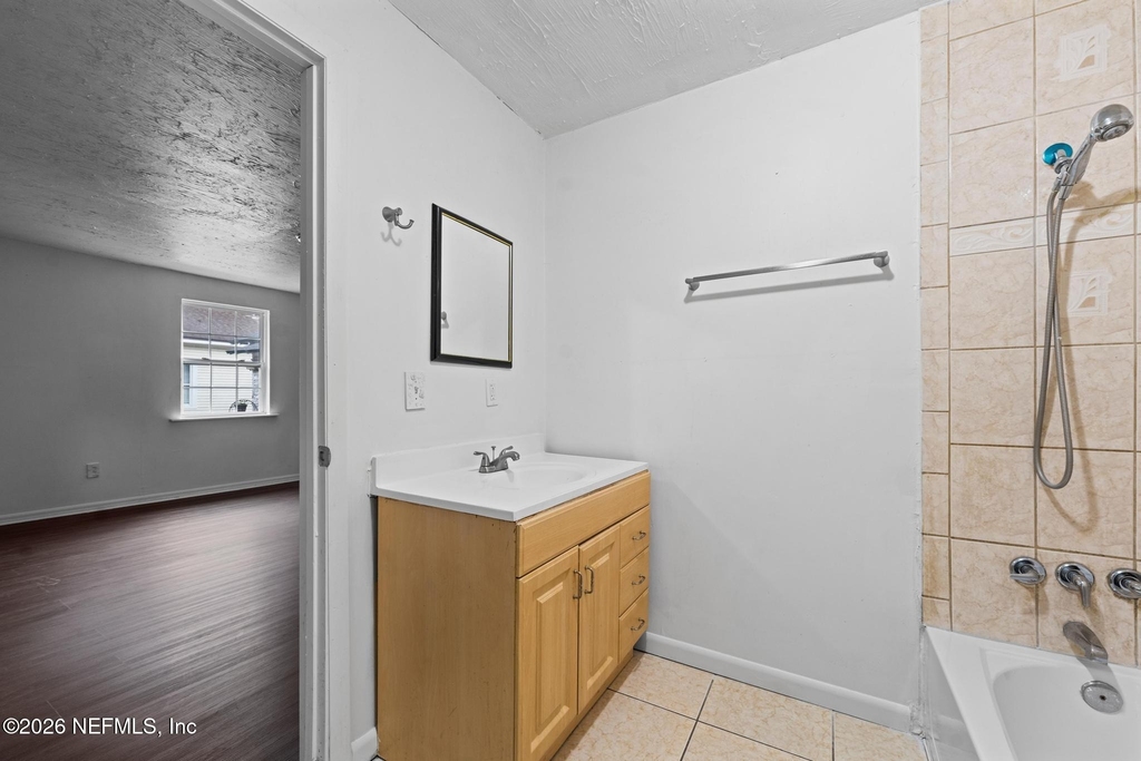 1052 E 10th Street - Photo 15