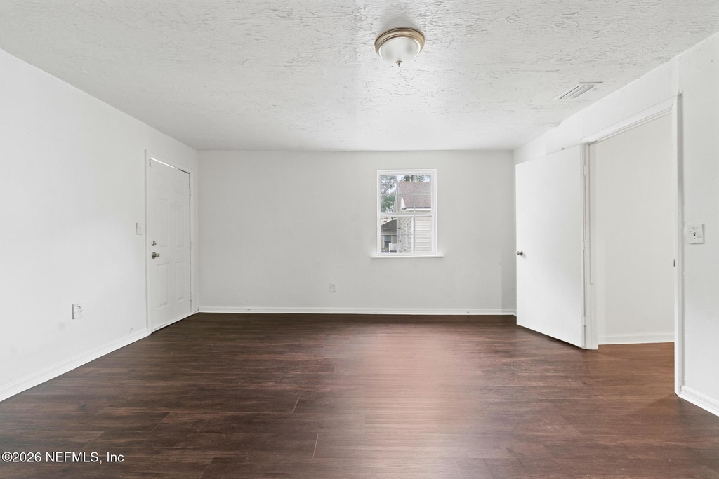 1052 E 10th Street - Photo 11