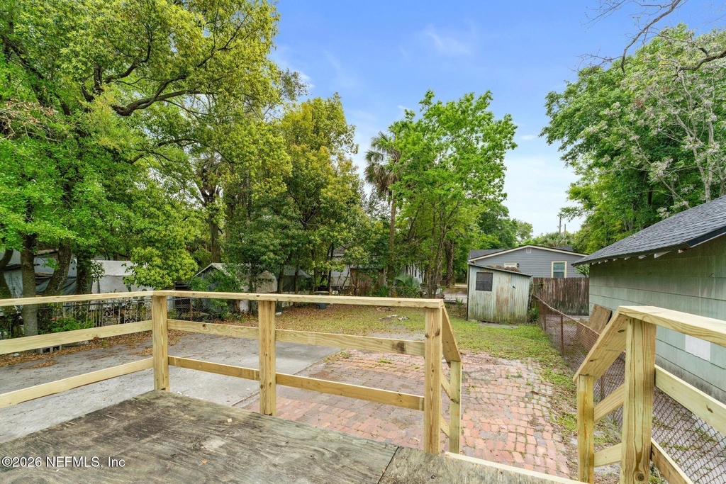 1052 E 10th Street - Photo 16