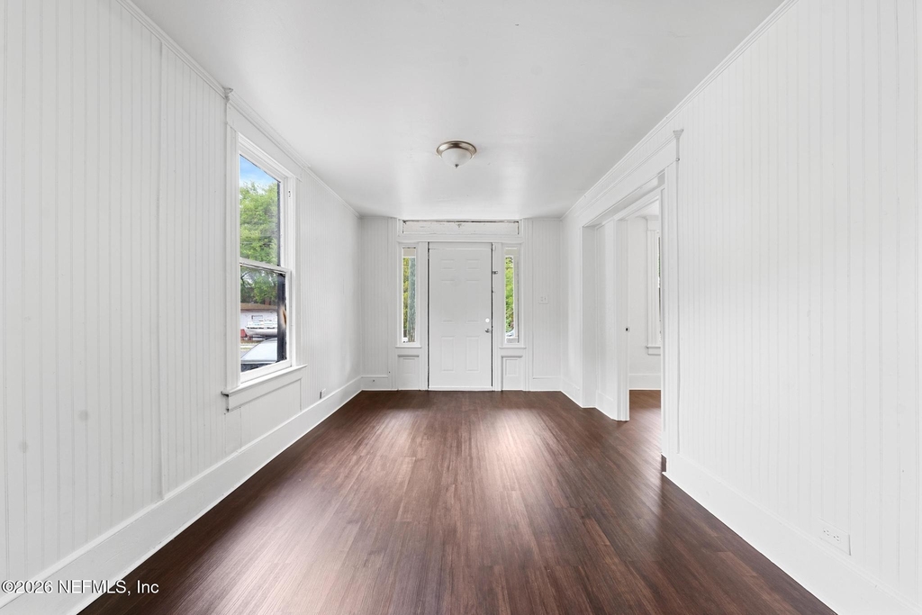 1052 E 10th Street - Photo 3