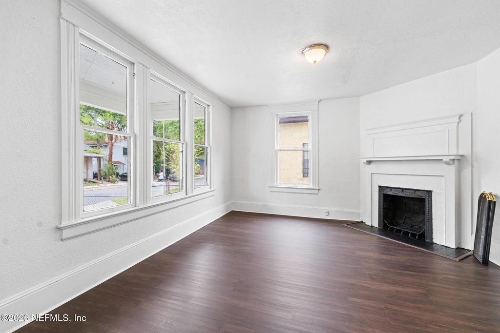 1052 E 10th Street - Photo 4