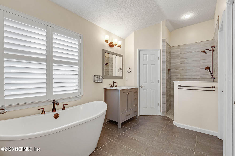 813 W American Eagle Drive - Photo 18