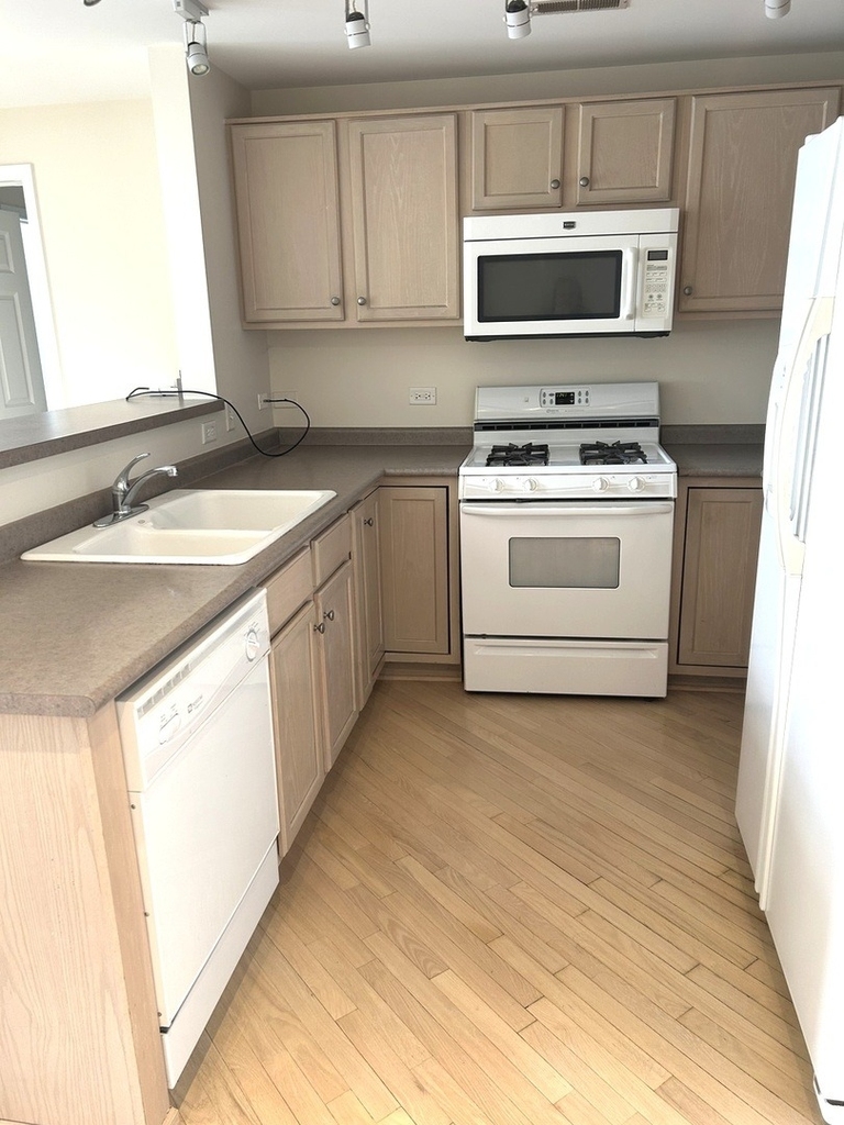 1111 Burlington Avenue - Photo 2