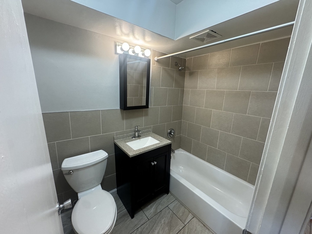 105 E Grove Street - Photo 4