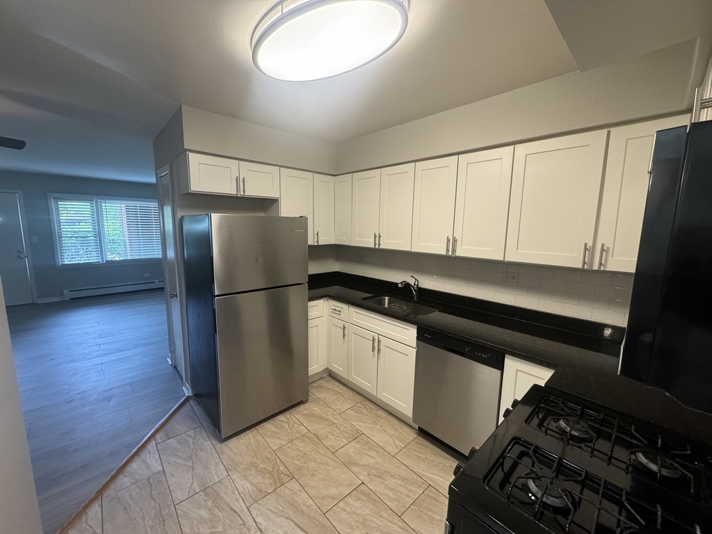 105 E Grove Street - Photo 3