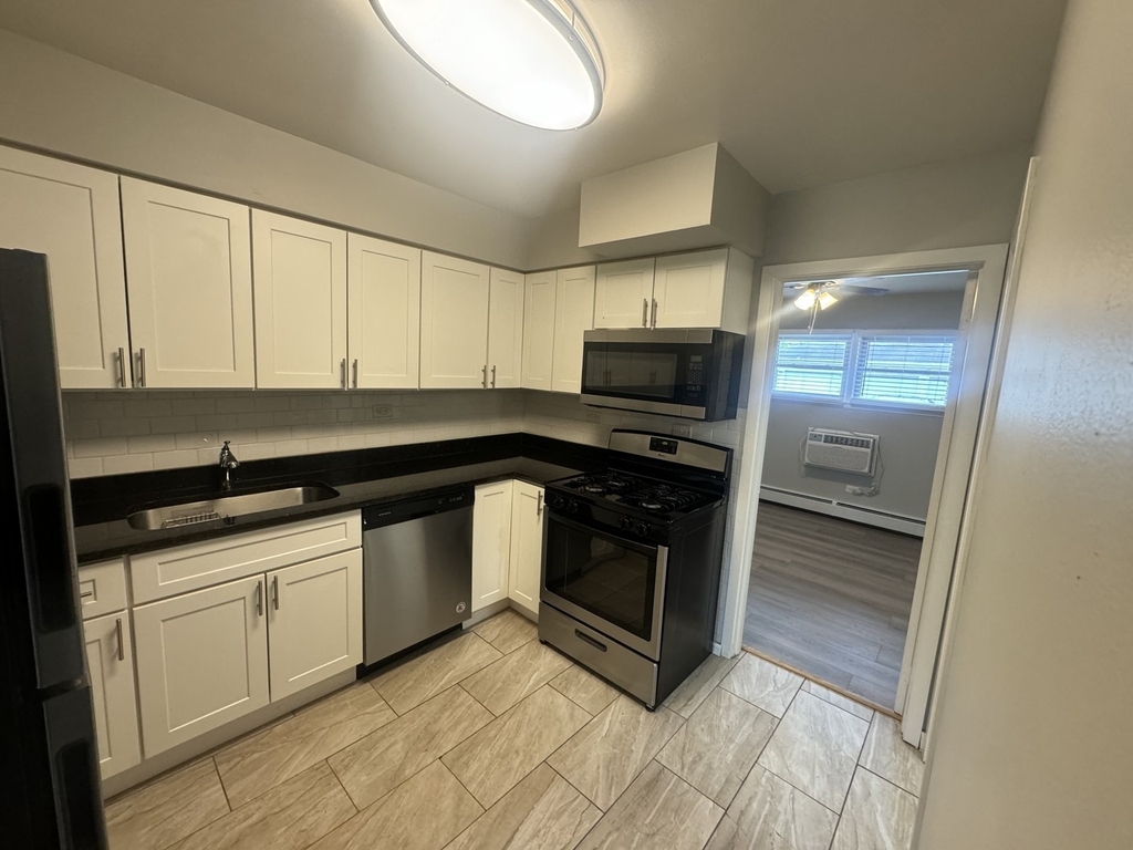 105 E Grove Street - Photo 2