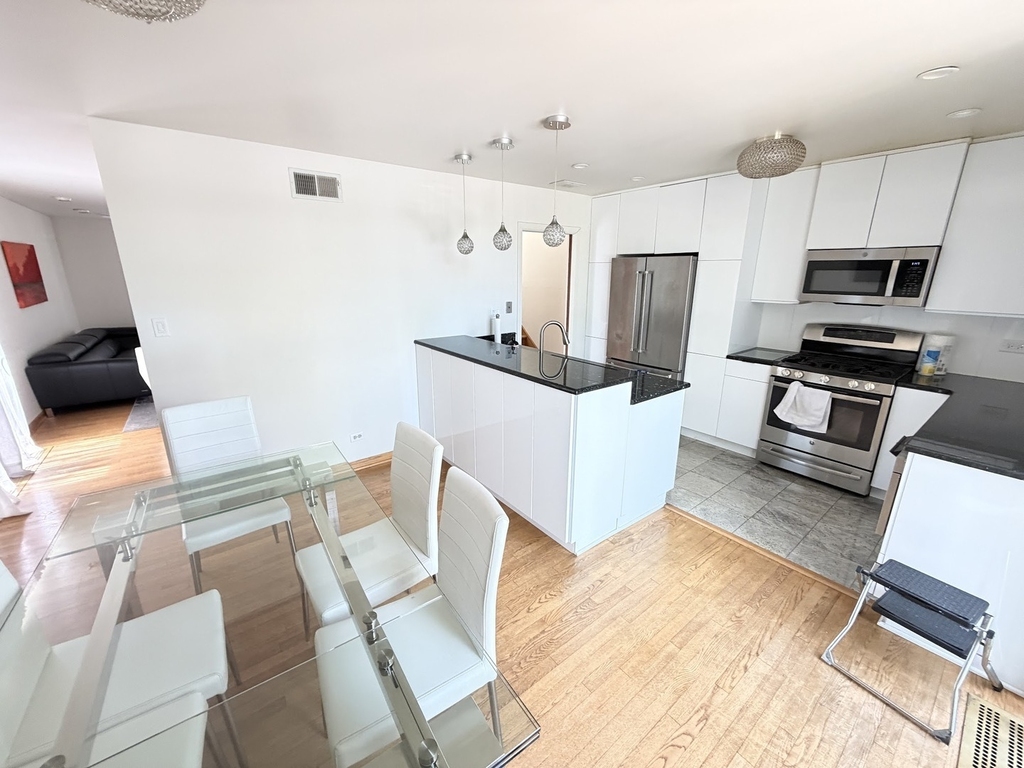 5557 S Harper Avenue - Photo 2
