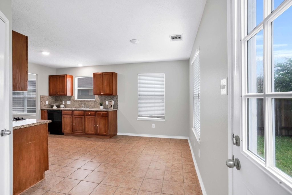 7215 Cool Springs Court - Photo 11