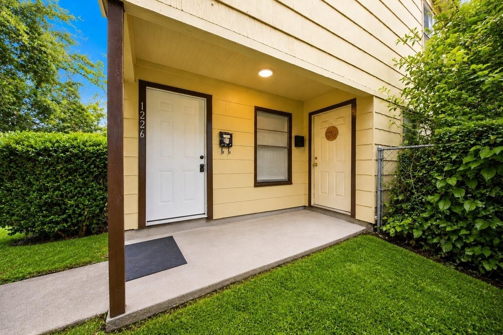 1228 6th Avenue N - Photo 3
