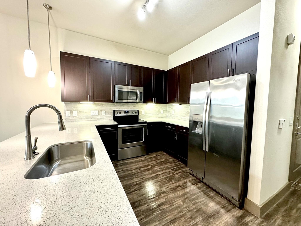 2033 S Gessner Road - Photo 3