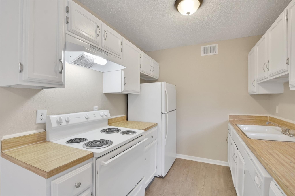1300 Baker Ave Avenue - Photo 2