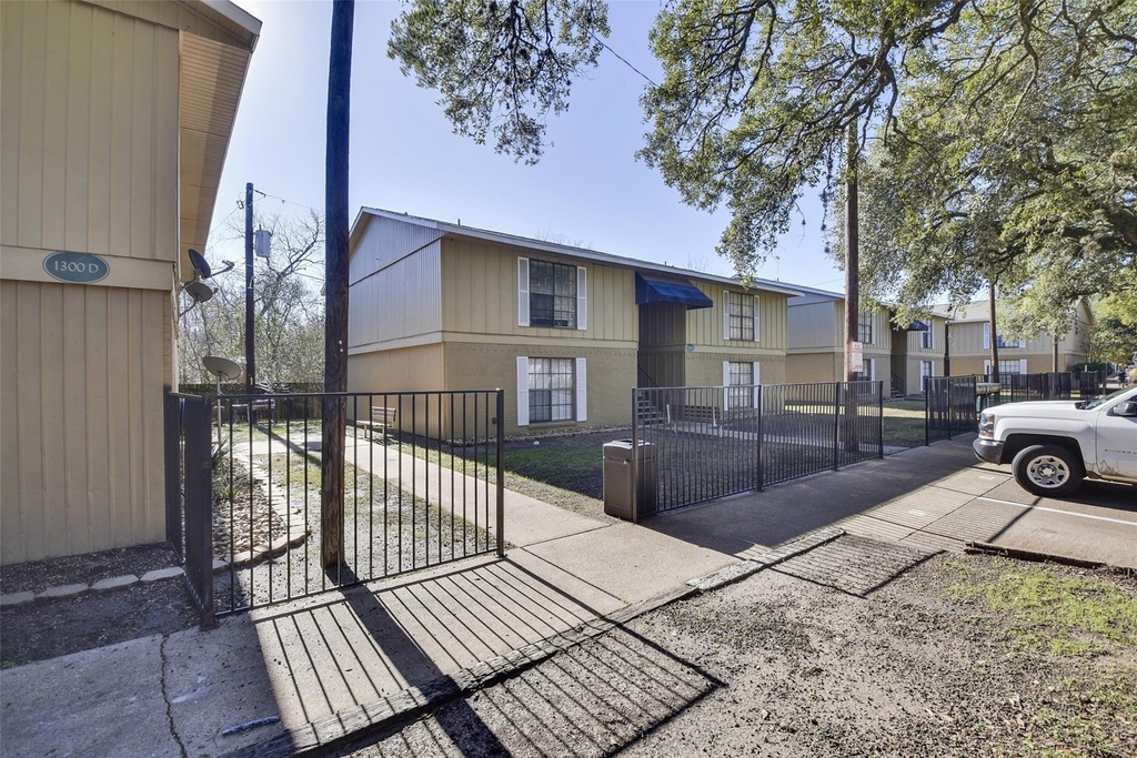 1300 Baker Ave Avenue - Photo 3