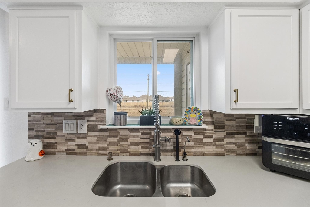 7600 Emmett F Lowry Expressway - Photo 8