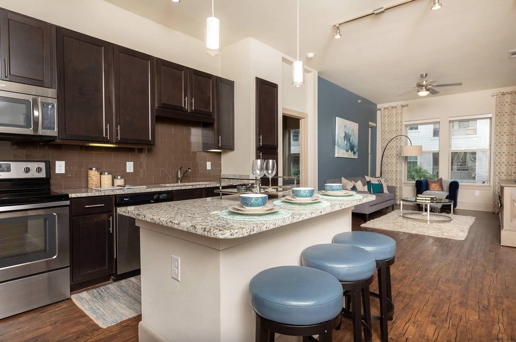 10300 Katy Freeway - Photo 2