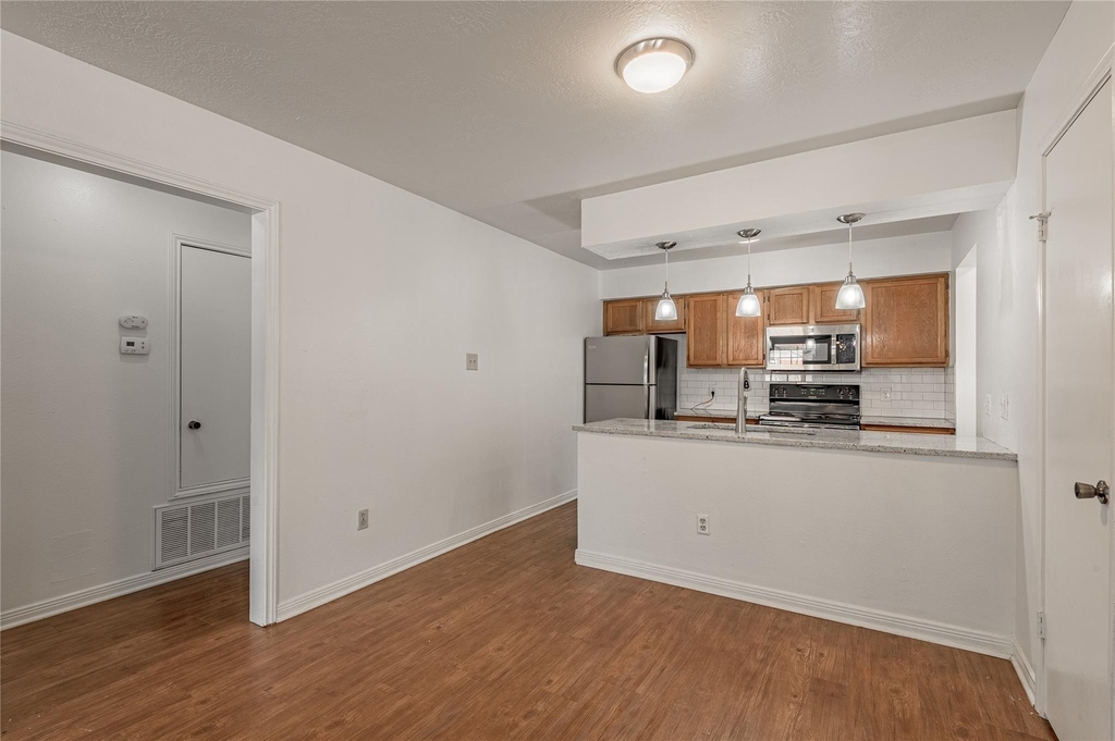 2402 Sycamore Avenue - Photo 7