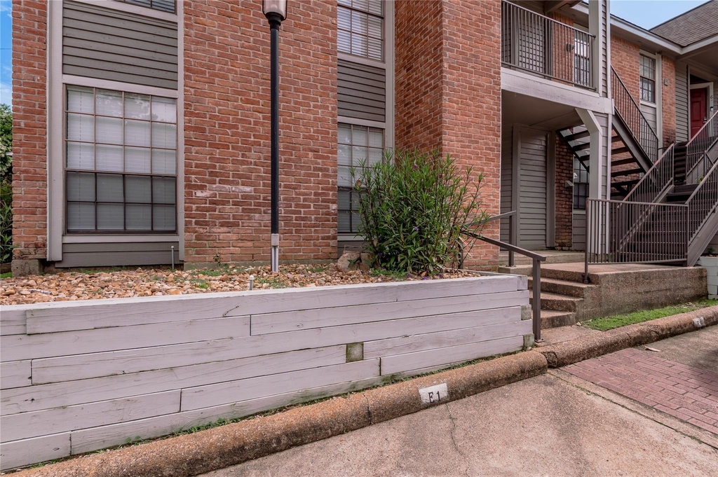 2402 Sycamore Avenue - Photo 2